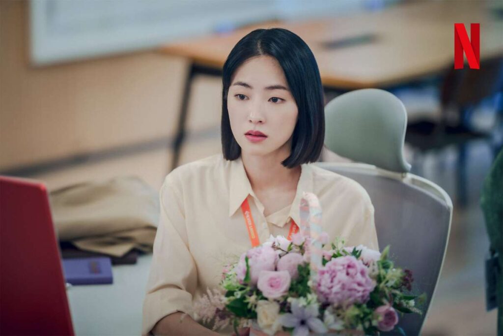 Jeon Yeo-been as Han Jun-hee - Netflix