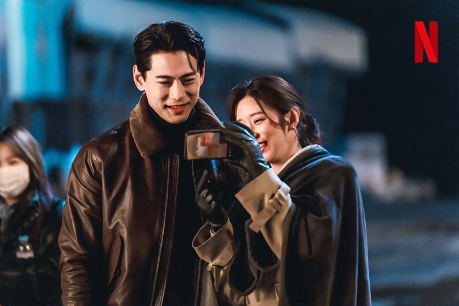 Teo Yoo as Nam Kang-ho and Lee Joo-bin as Oh Se-na - Netflix